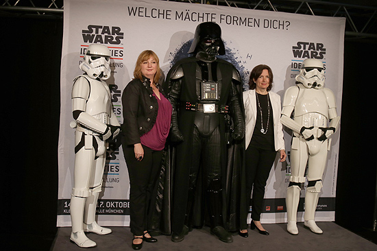 Laela French, Kuratorin vom Lucas Museum of Narrative Art, und Sophie Hénault von X3, Produzenten der Ausstellung in Begleitung der 501st German Garrison (Foto. Martin Schmitz)